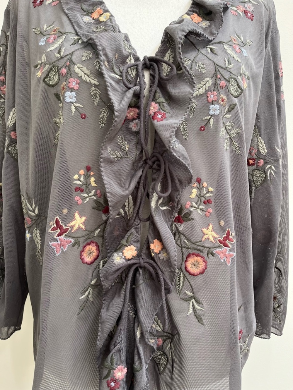 Vintage Y2K J.Jill Gray Mesh Floral Embroidered Ruffle Tie Front Top Topper XL - Picture 3 of 10